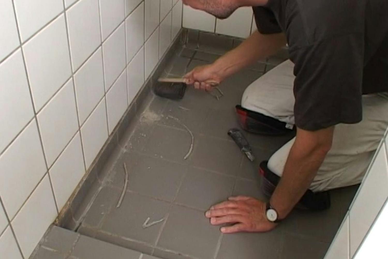 Ta bort silikonfog Byt ut silikonfogen i badrummet